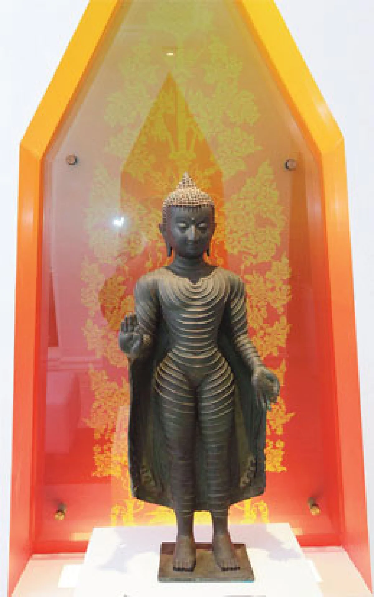 มนต์ขลังพระพุทธรูปและเทวรูปโบราณ ของ ดร.วัลลภ กิ่งชาญศิลป์