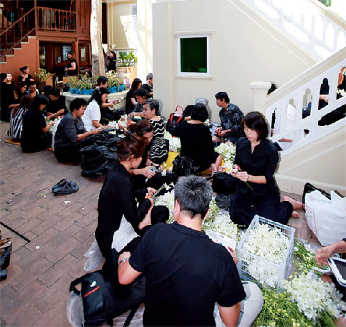 ดอกไม้ถวายแด่...พระของประชาชน