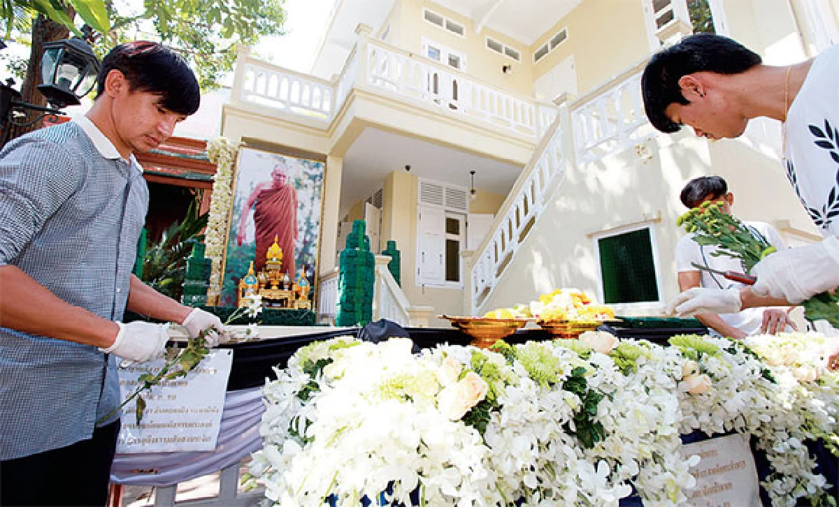 ดอกไม้ถวายแด่...พระของประชาชน