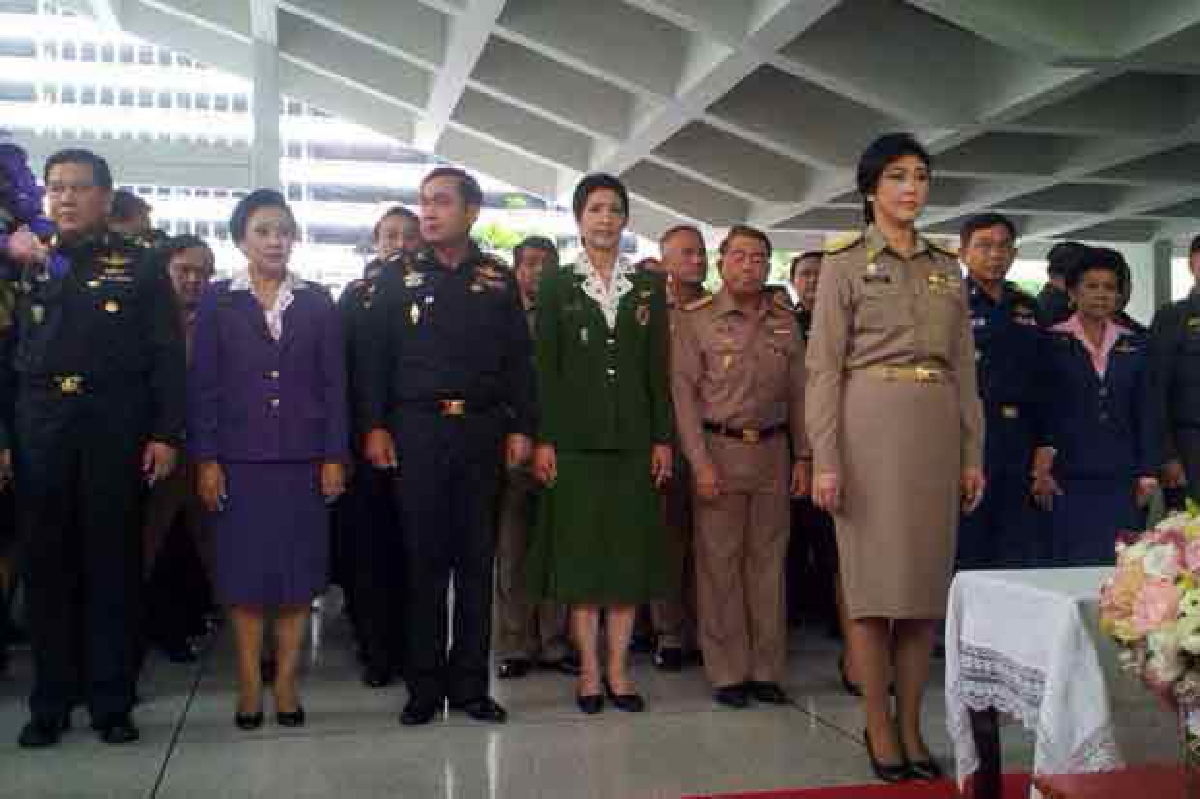 นายกฯลงนามถวายพระพรที่รพ.จุฬาฯ นายกฯลงนามถวายพระพรที่รพ.จุฬาฯ