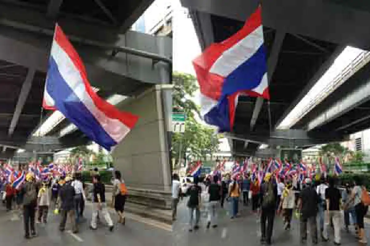 คปท.บุกสีลมชวนคนร่วมต้านแก้ม.190