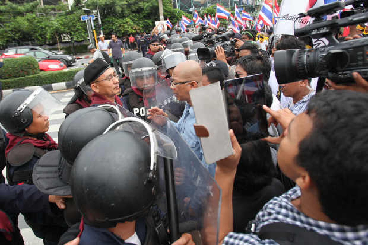 คปท.แถลงปะทะตร.เข้าใจผิด-คืนดีกันแล้ว คปท.แถลงปะทะตร.เข้าใจผิด-คืนดีกันแล้ว