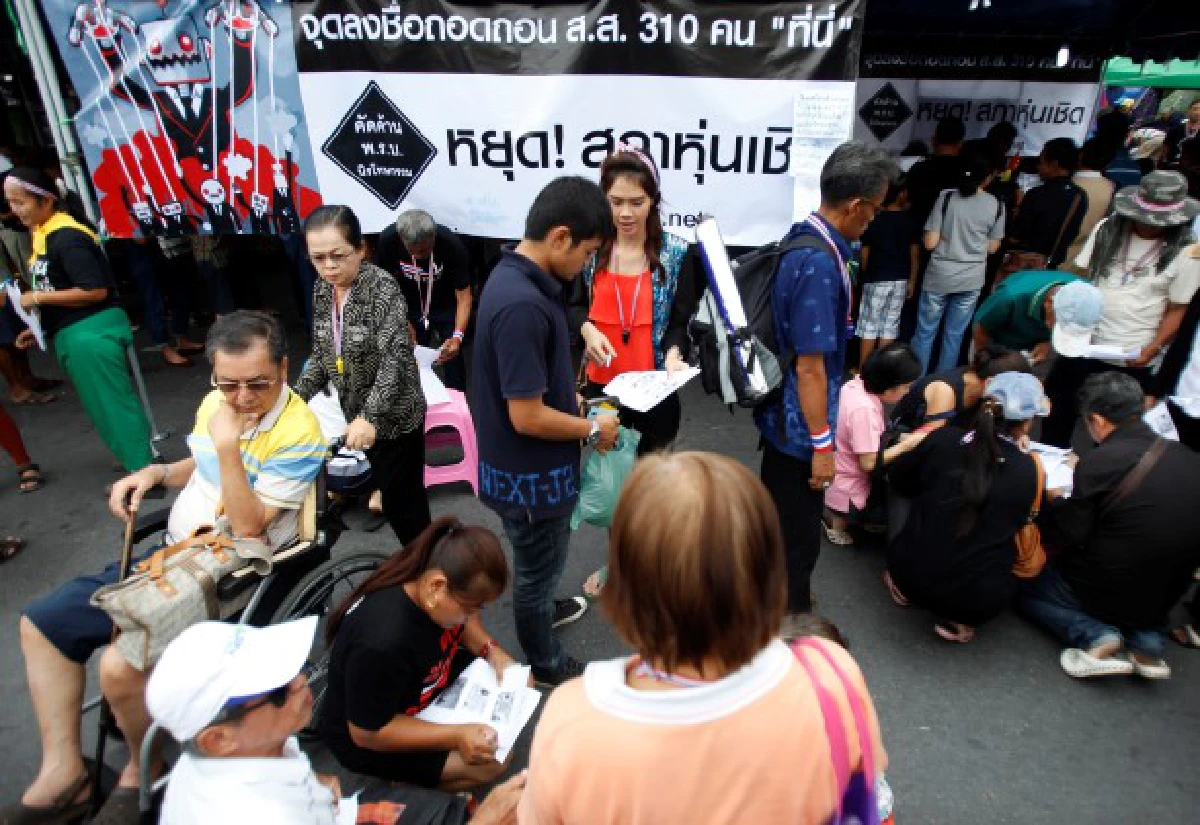 ม็อบราชดำเนินยังลงชื่อถอด310ส.ส.คึกคัก