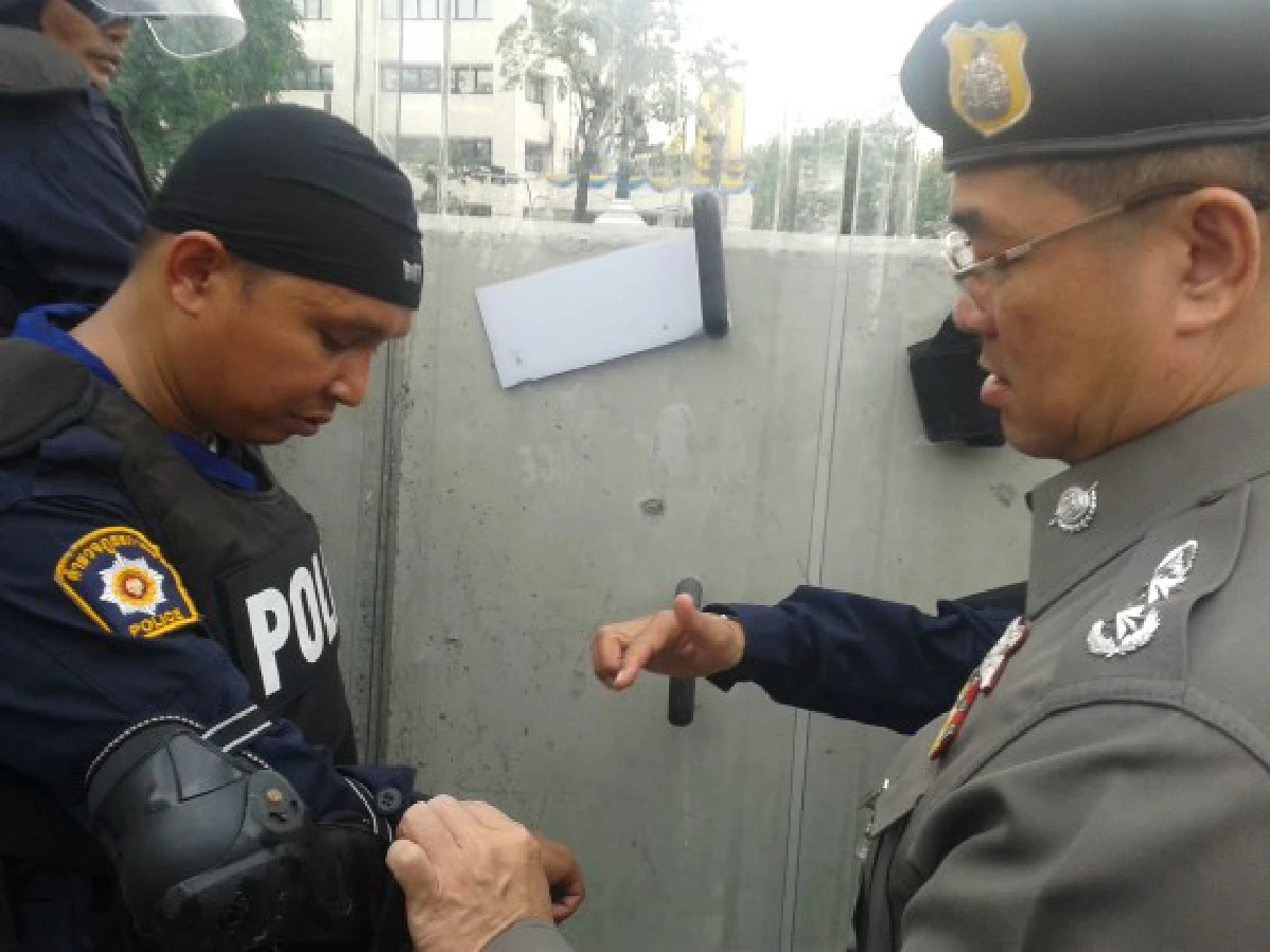 ขว้างประทัดยักษ์ใส่ตำรวจที่มัฆวานเจ็บ1