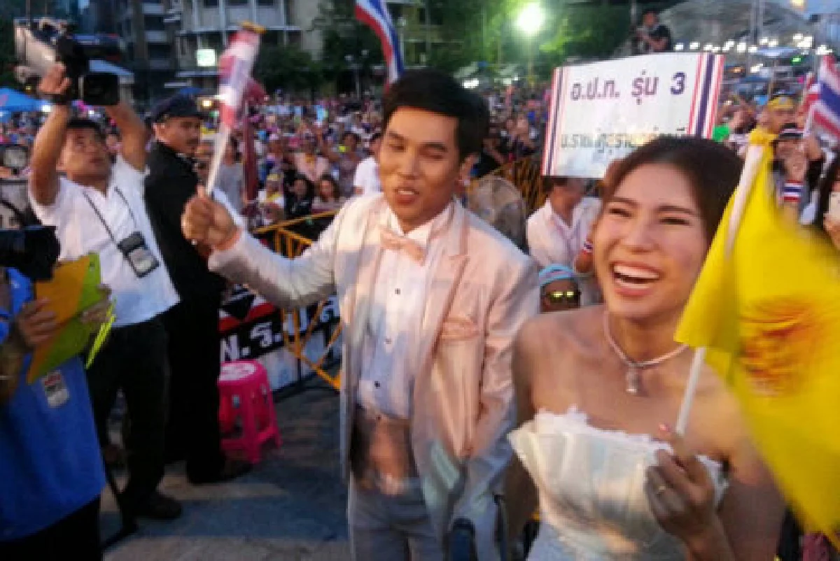 บ่าวสาวร่วมถ่ายภาพม็อบเป็นที่ระลึก