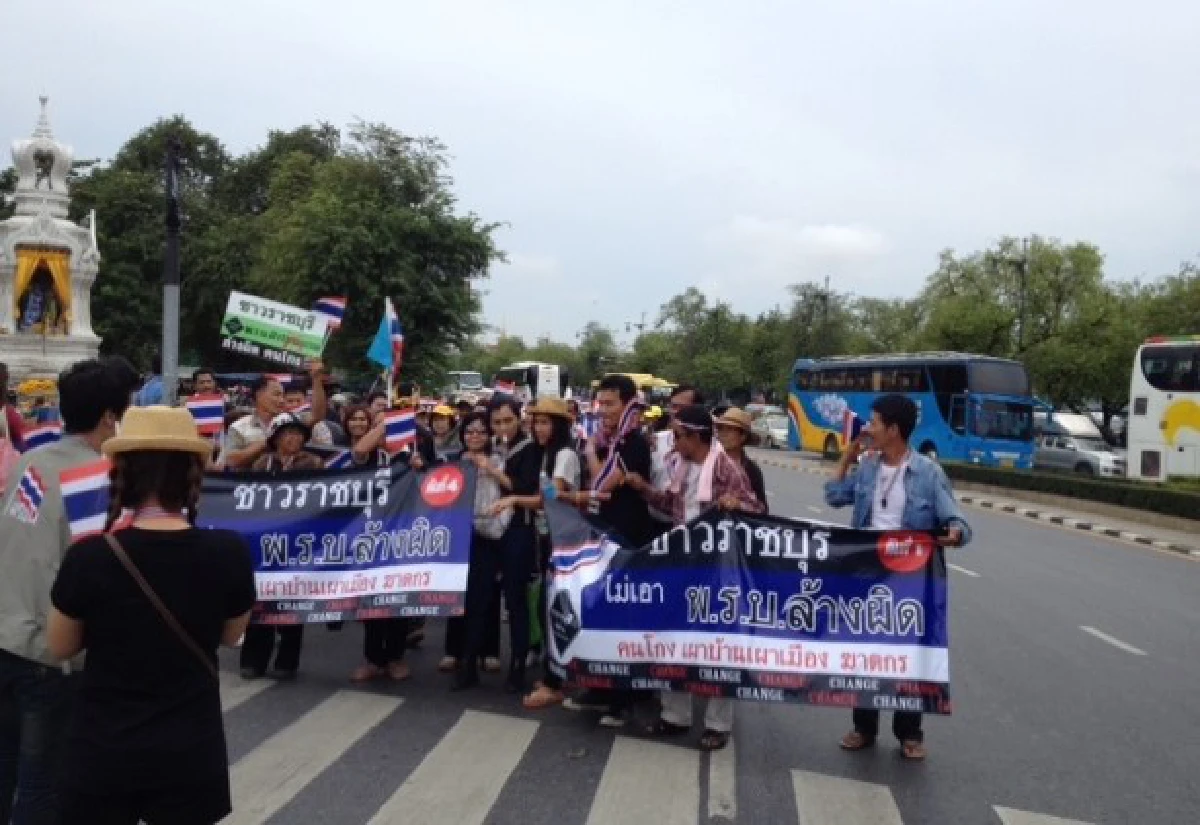 กลุ่มมวลชนทยอยสมทบราชดำเนิน