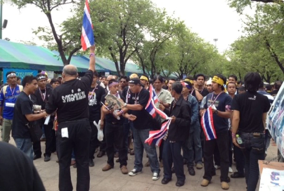 กลุ่มมวลชนทยอยสมทบราชดำเนิน
