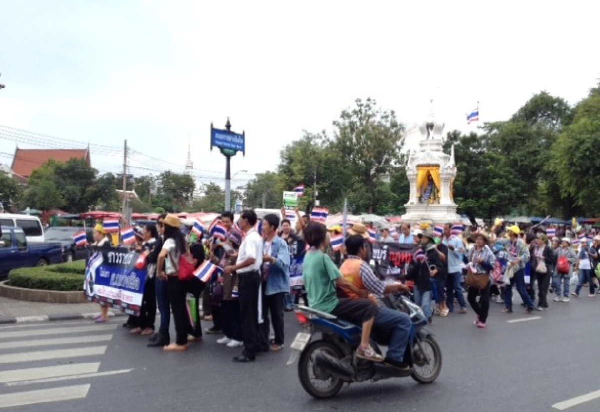 กลุ่มมวลชนทยอยสมทบราชดำเนิน