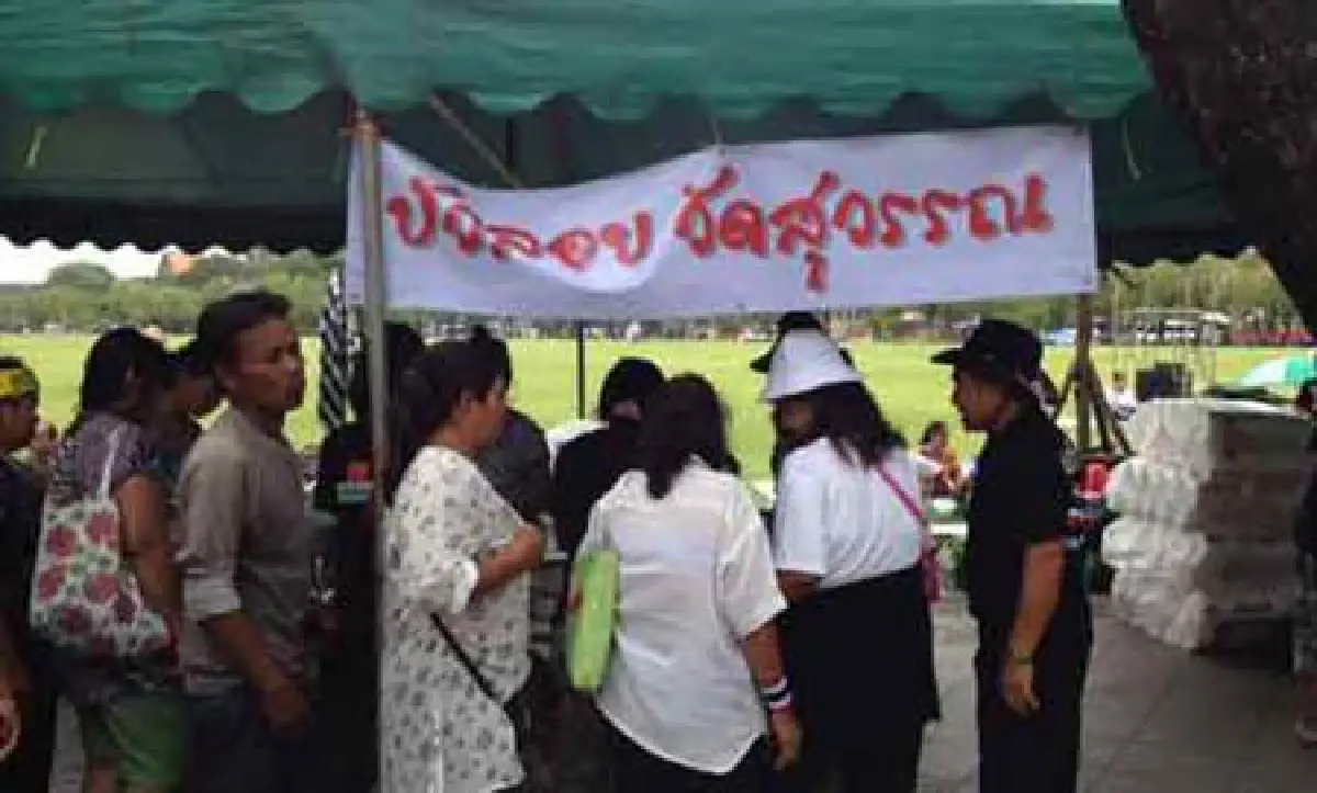 สนามหลวงคึกร้านค้าดังแจกอาหาร