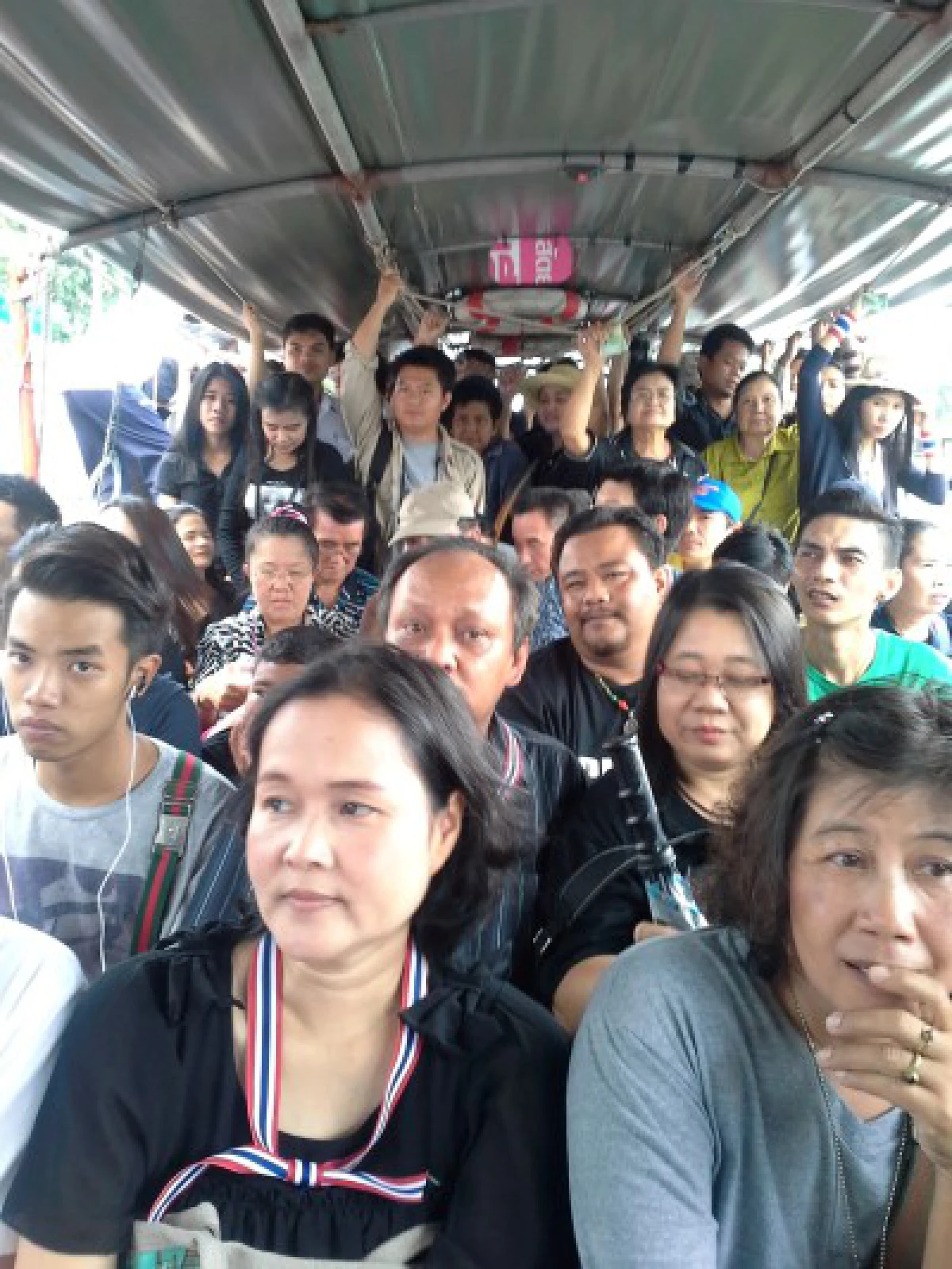 กลุ่มมวลชนทยอยสมทบราชดำเนิน