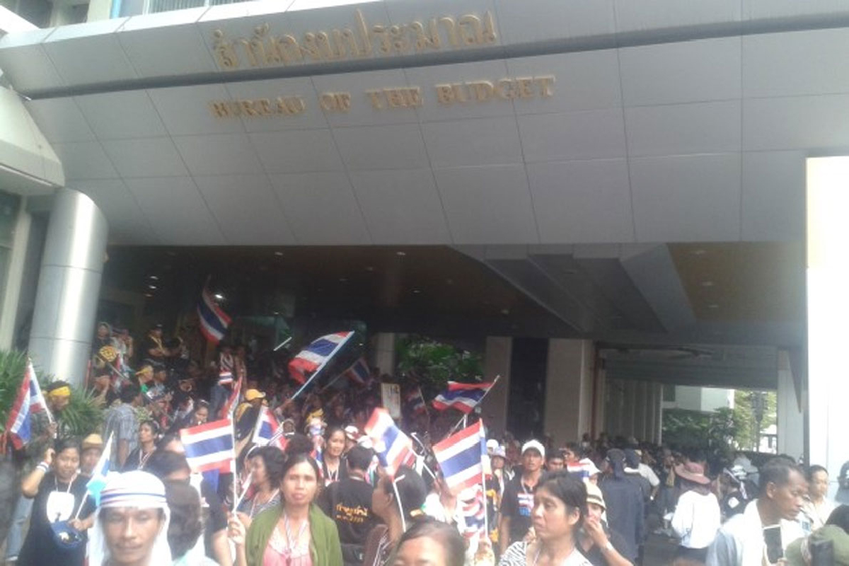 "สุเทพ"นำม็อบเข้ายึดสำนักงบฯ-คลัง "สุเทพ"นำม็อบเข้ายึดสำนักงบฯ-คลัง