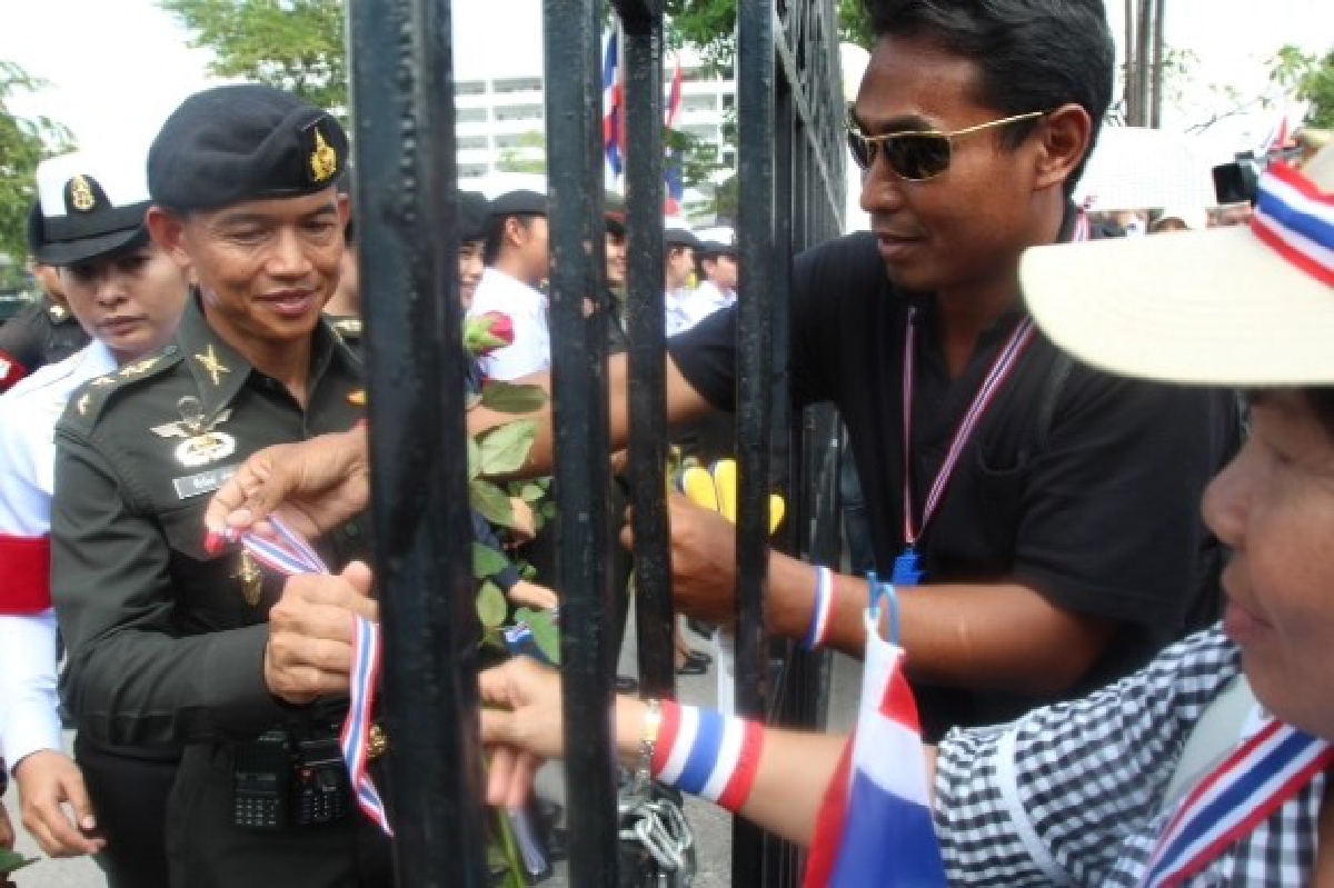 ม็อบเรียกร้องทหารอยู่ข้างประชาชน ม็อบเรียกร้องทหารอยู่ข้างประชาชน