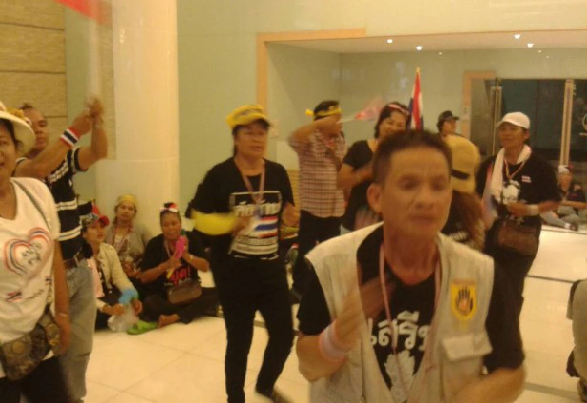 "สุเทพ"นำม็อบเข้ายึดสำนักงบฯ-คลัง-กรมประชาฯ