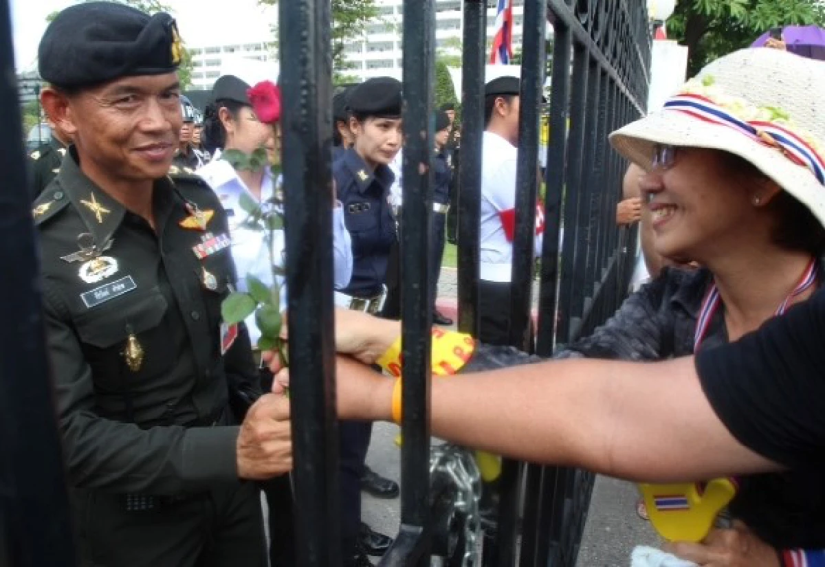 ม็อบเรียกร้องทหารอยู่ข้างประชาชน