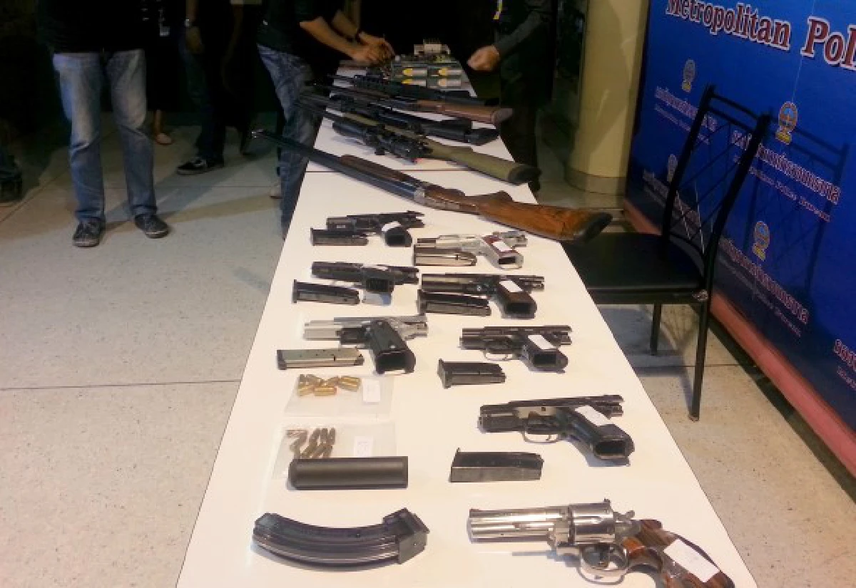 จับหนุ่มใหญ่พกอาวุธปืนหน้าเพื่อไทย