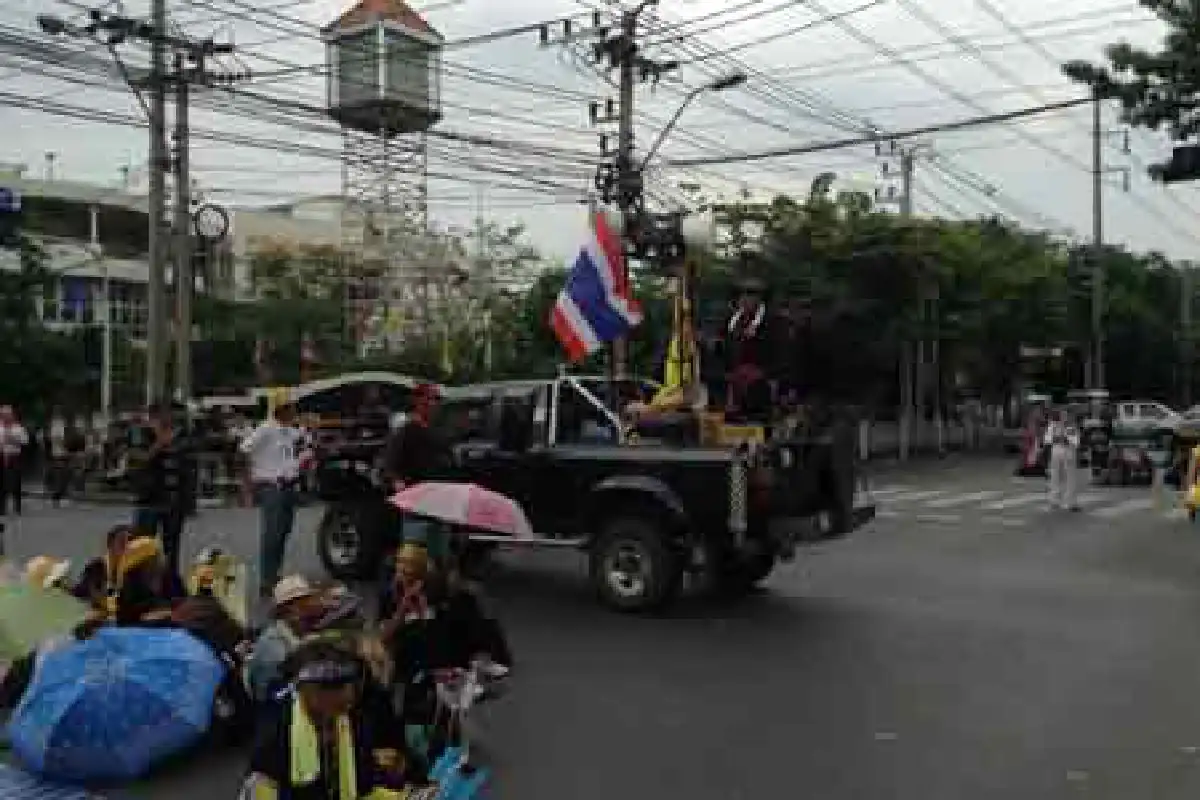 มวลชนรวมตัวสี่แยกการเรือน