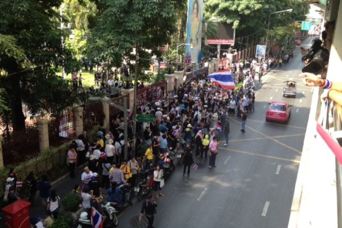 ม็อบรวมตัวเป่านกหวีดหน้าสตช. ม็อบรวมตัวเป่านกหวีดหน้าสตช.
