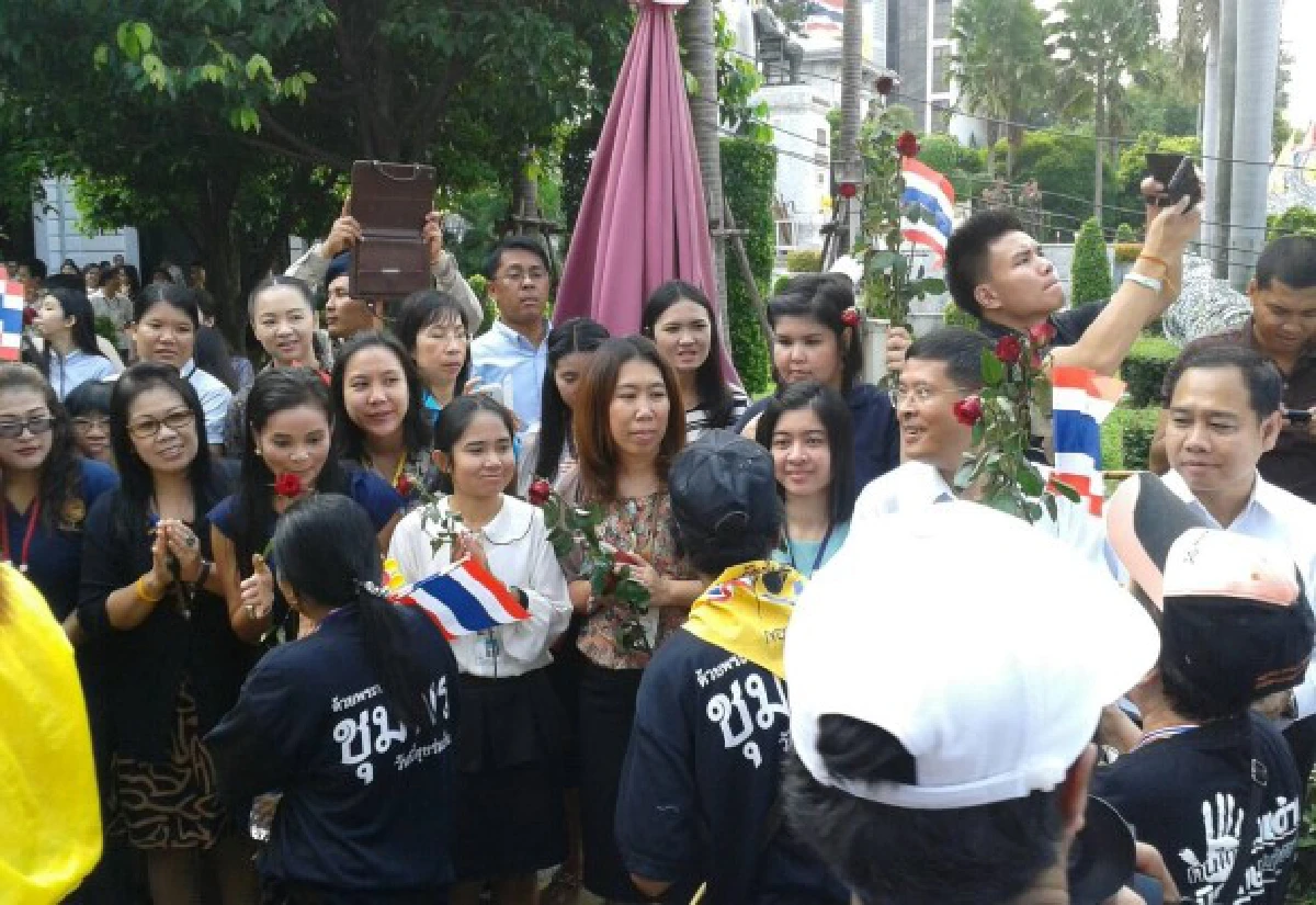ม็อบราชดำเนินล้อมมท.จี้ขรก.ร่วมขับไล่รัฐ