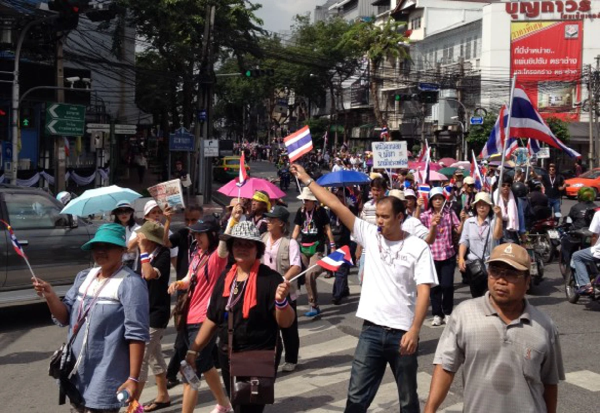 ม็อบเป่านกหวีดหน้าพม.ก่อนไปกระทรวงอุตฯ