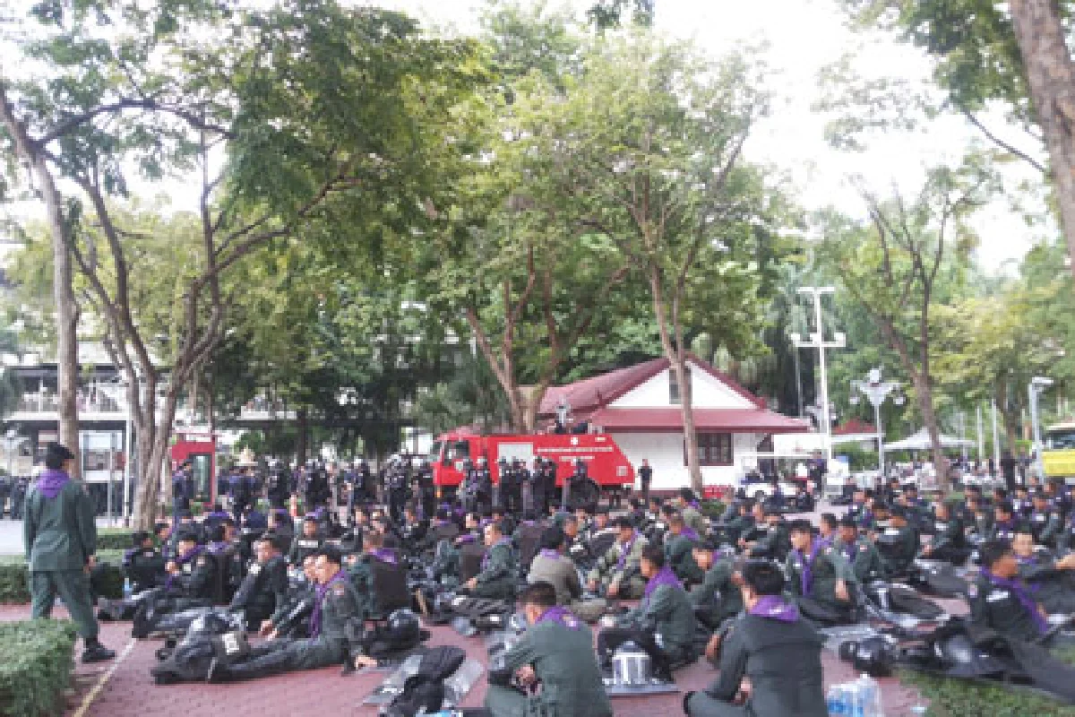 กลุ่มสีลมบุกสตช.จี้เลิกรับใช้ระบอบทักษิณ