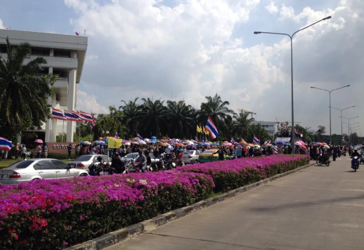 ม็อบสลายหน้าสธ.กลับราชดำเนิน