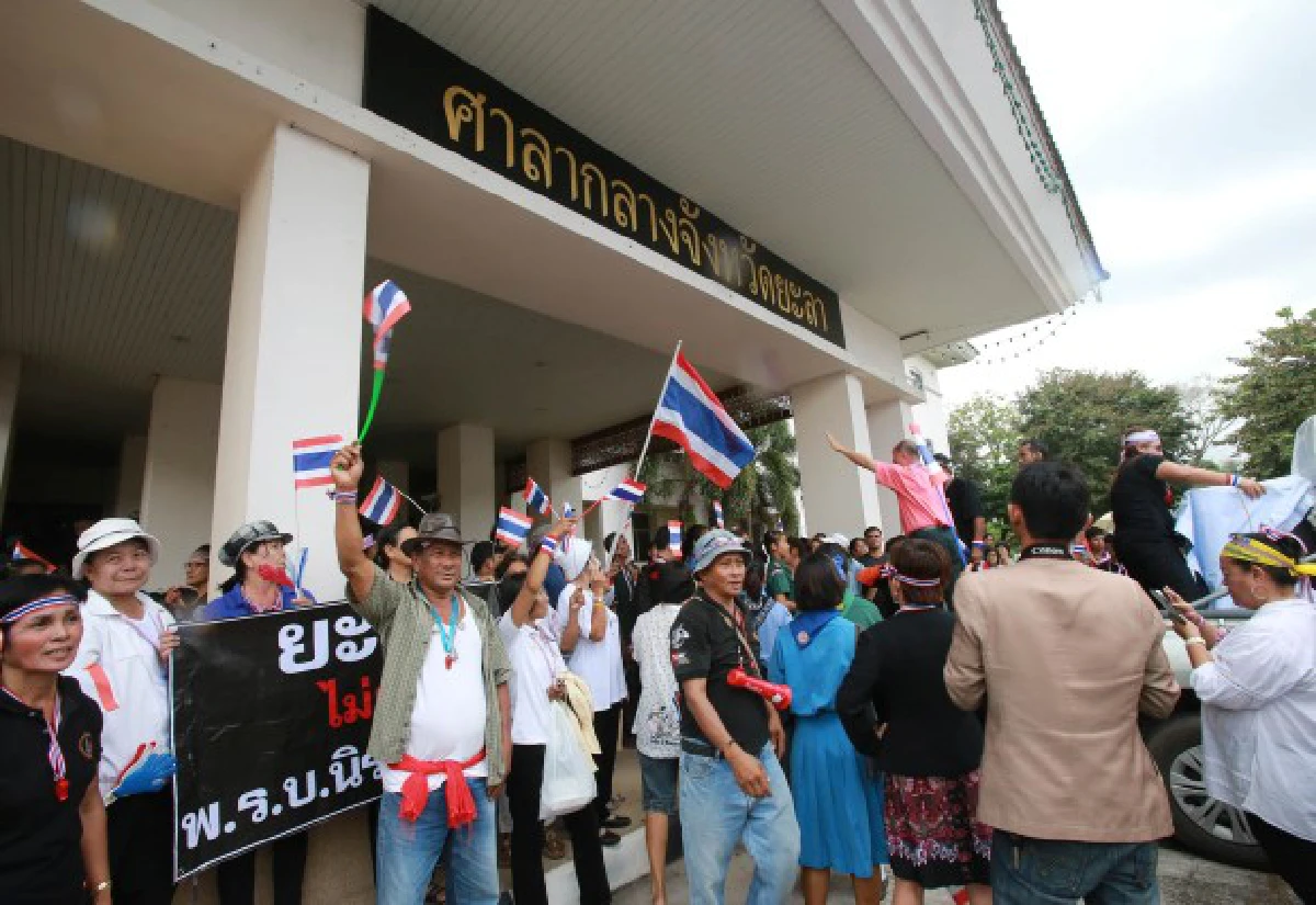 มวลชนแห่ปิดล้อมศาลากลางหลายจังหวัดใต้