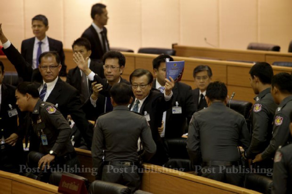 สภาวุ่น!ปูโยนพณ.แจงจำนำข้าว-ปชป.ไม่ยอม สภาวุ่น!ปูโยนพณ.แจงจำนำข้าว-ปชป.ไม่ยอม