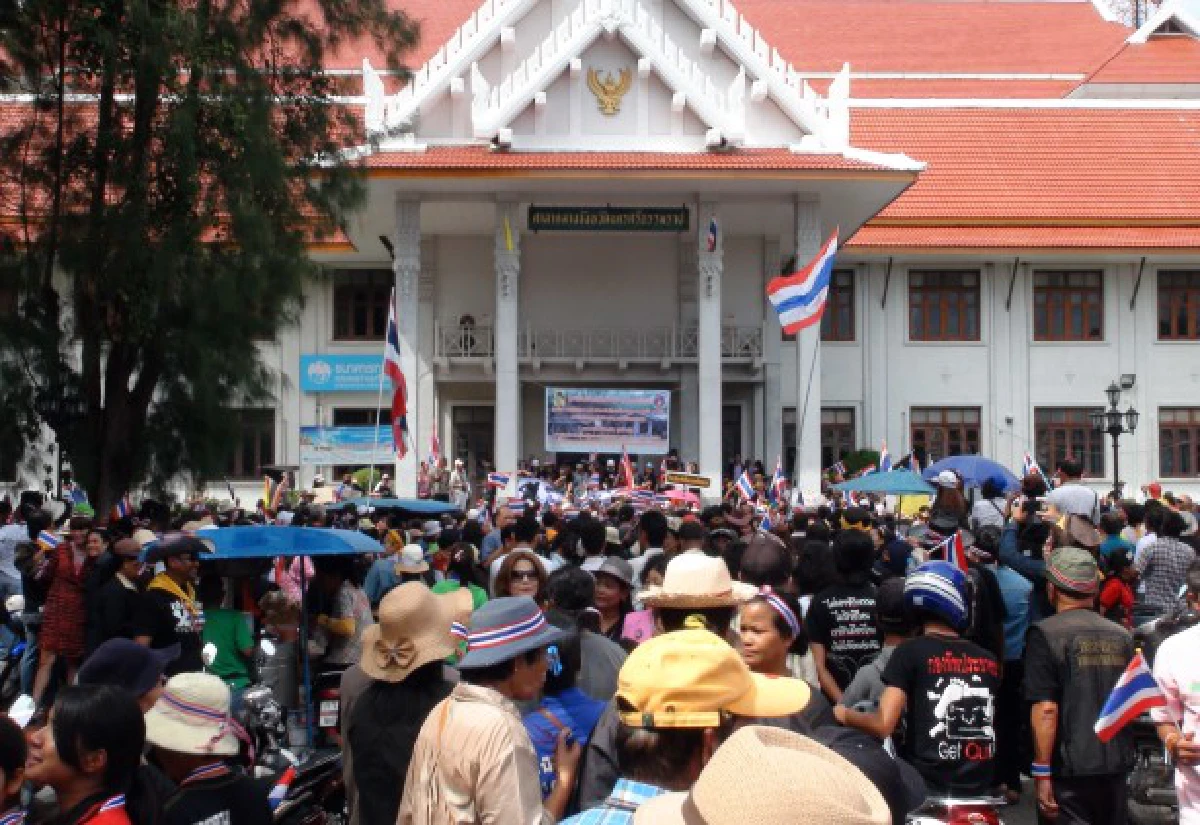 มวลชนแห่ปิดล้อมศาลากลางหลายจังหวัดใต้