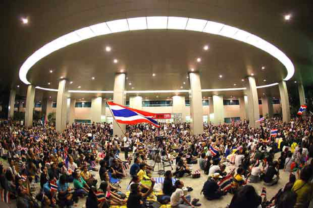 สื่อนอกตีข่าวพนักงานรัฐต้านยิ่งลักษณ์ สื่อนอกตีข่าวพนักงานรัฐต้านยิ่งลักษณ์