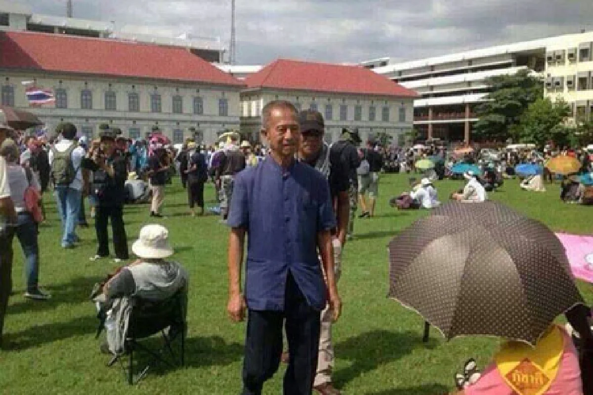 คปท.บุกพังรั้วทบ.จี้ทหารอยู่ข้างประชาชน