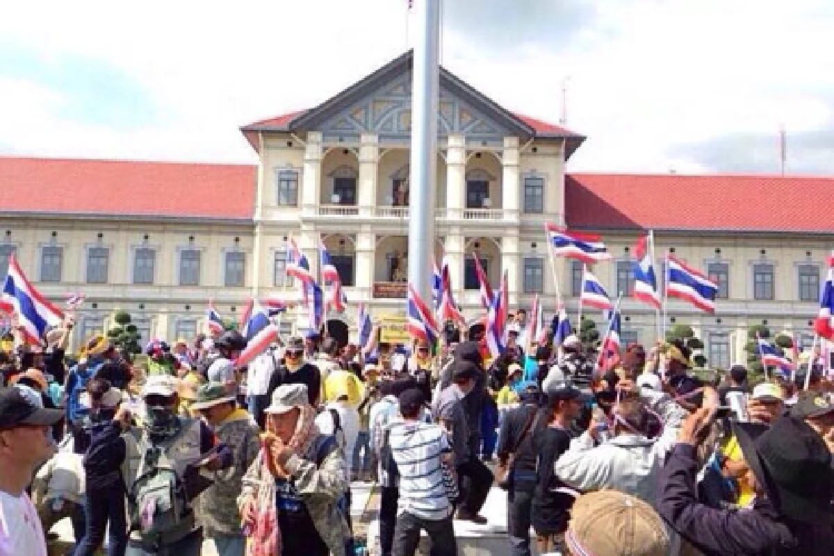 คปท.บุกพังรั้วทบ.จี้ทหารอยู่ข้างประชาชน