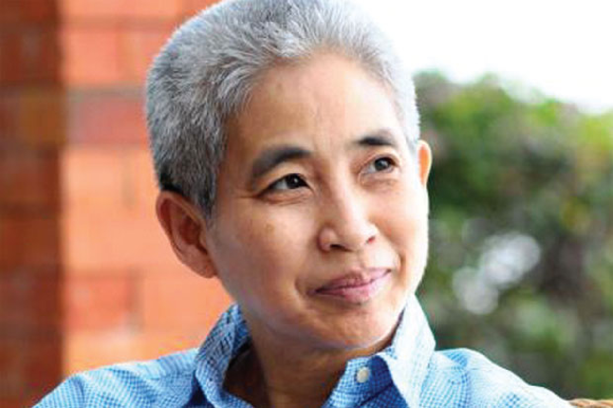 เศรษฐินีพันล้านเป่านกหวีดไล่ปู เศรษฐินีพันล้านเป่านกหวีดไล่ปู