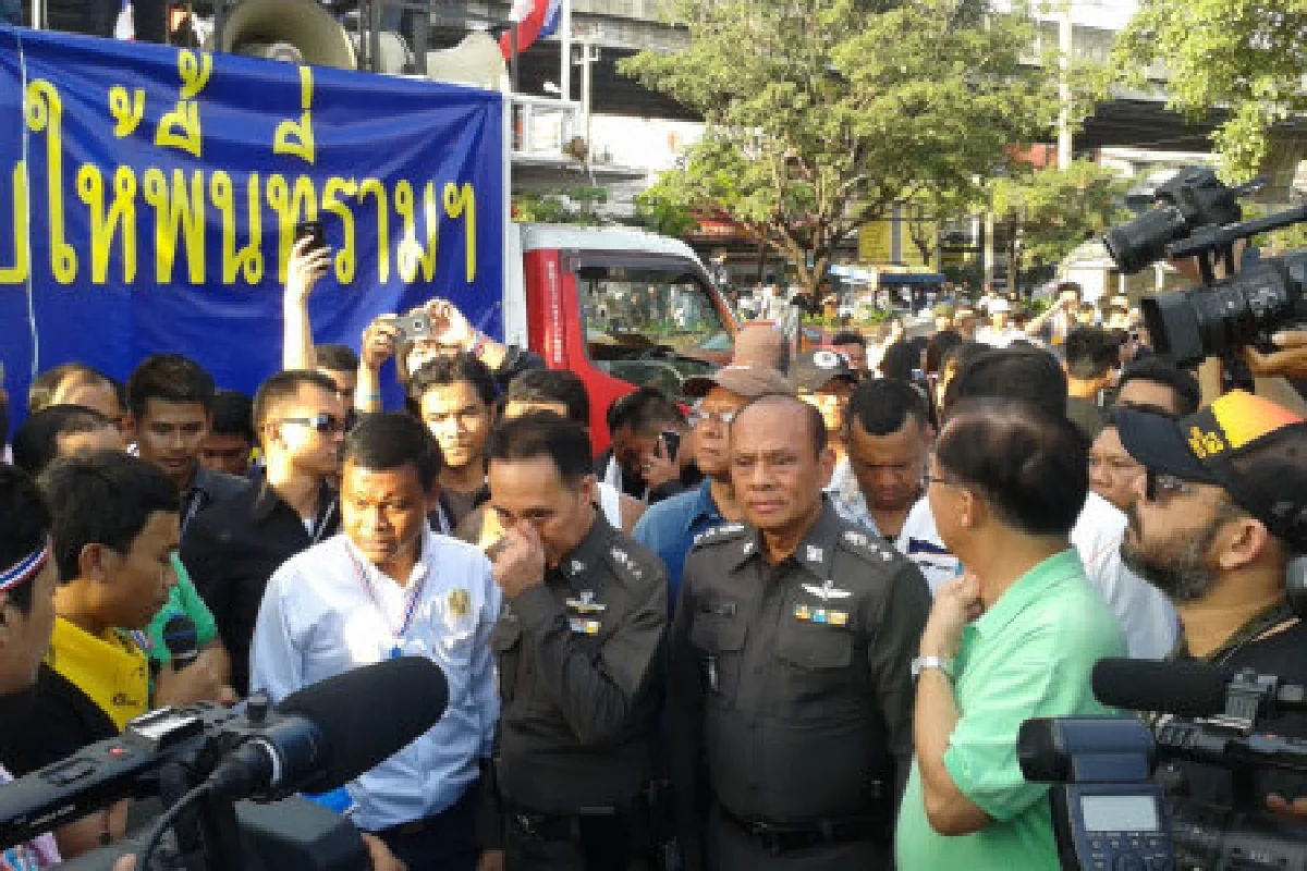 ชุมนุมหน้ารามวุ่น-นศ.รุมถอดเสื้อแดงเผา