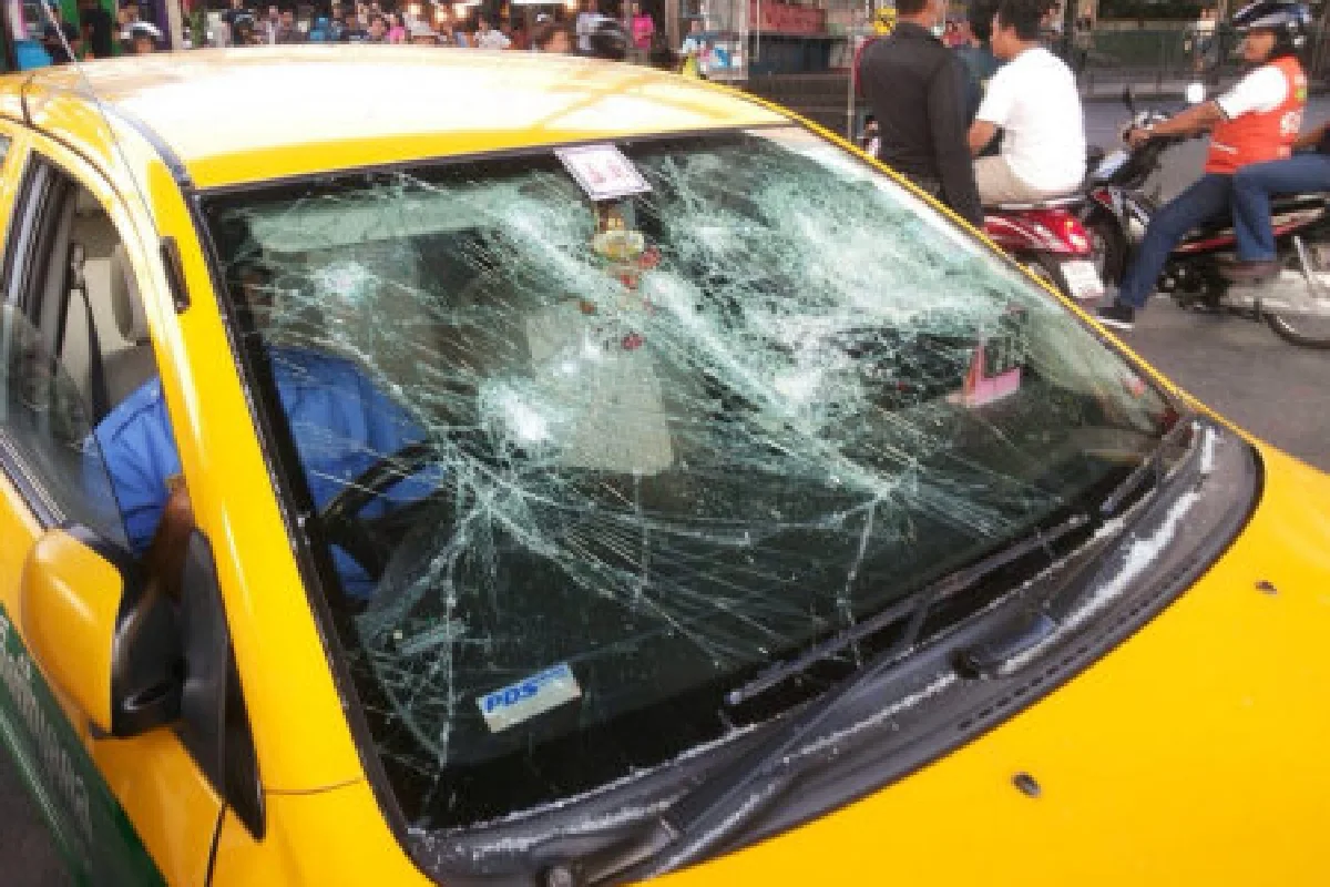 ชุมนุมหน้ารามวุ่น-นศ.รุมถอดเสื้อแดงเผา