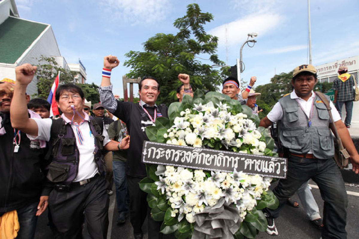 "ชินวรณ์"วางพวงหรีดหน้าศธ. "ชินวรณ์"วางพวงหรีดหน้าศธ.