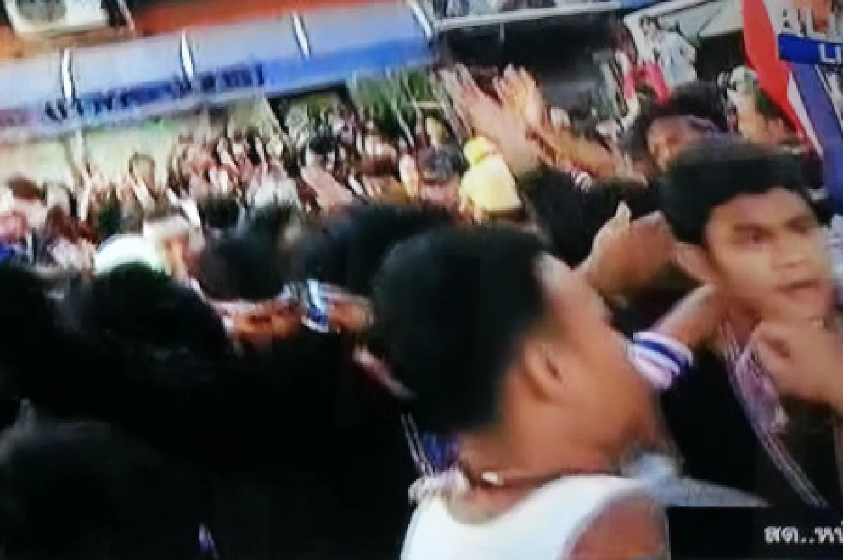 ชุมนุมหน้ารามวุ่น-นศ.รุมถอดเสื้อแดงเผา