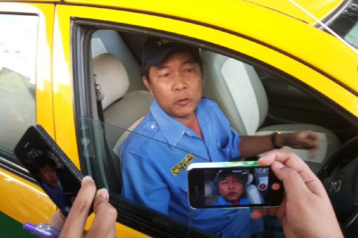 ชุมนุมหน้ารามวุ่น-นศ.รุมถอดเสื้อแดงเผา