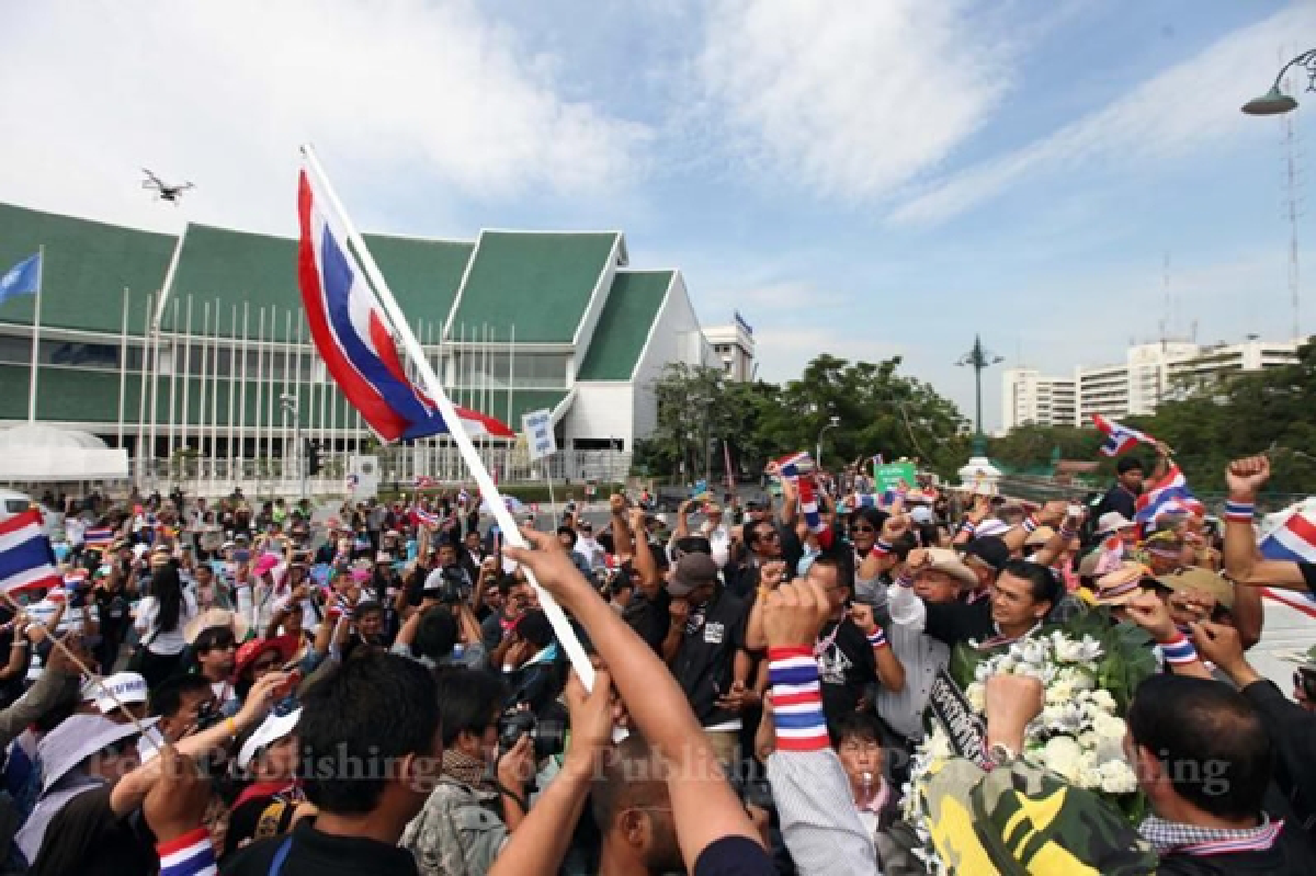 Suthep: Govt falls by Sunday
