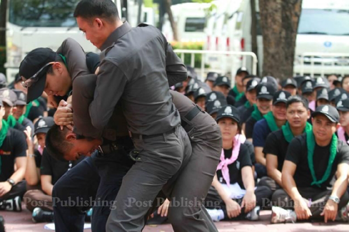 Suthep: Govt falls by Sunday