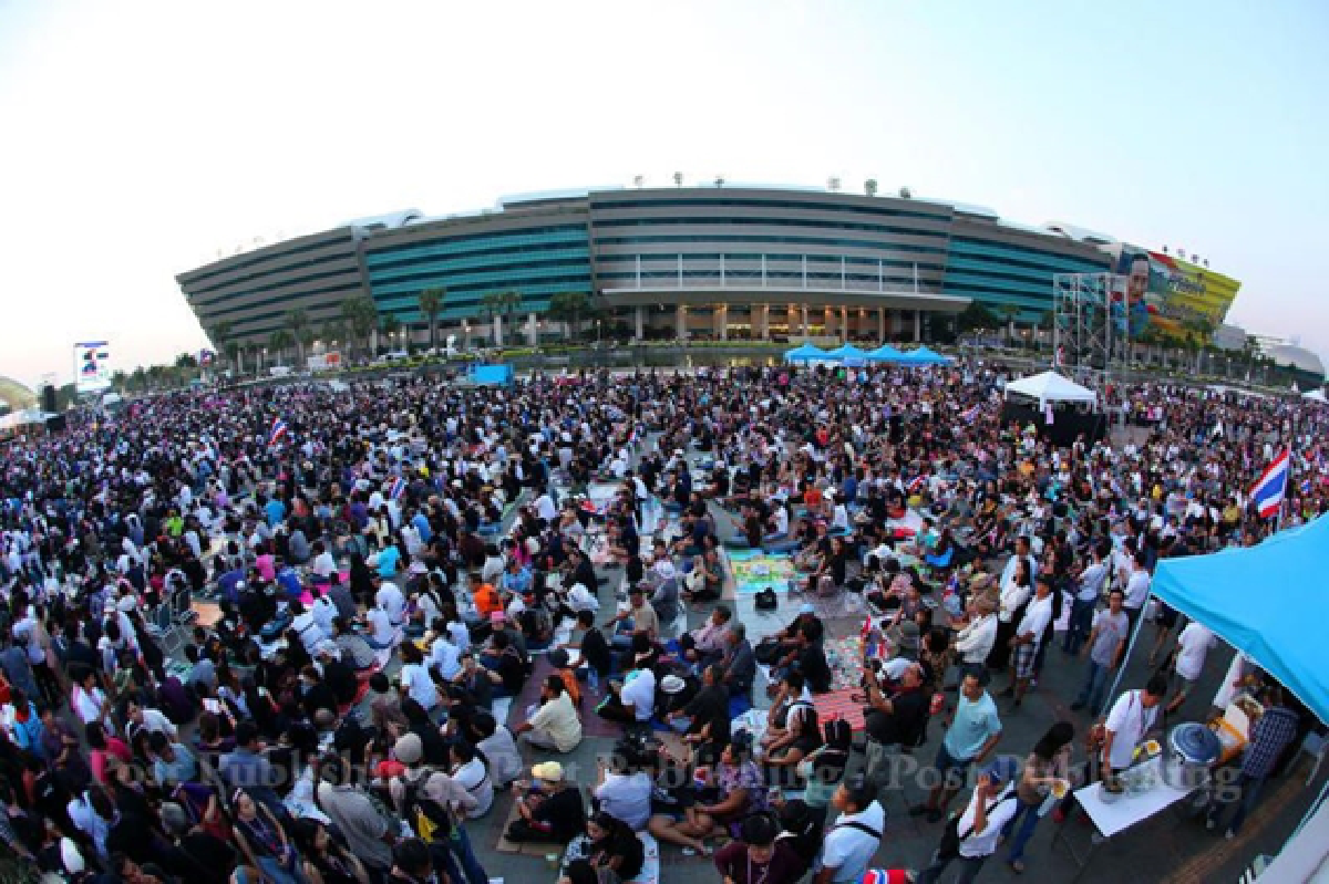 Suthep: Govt falls by Sunday