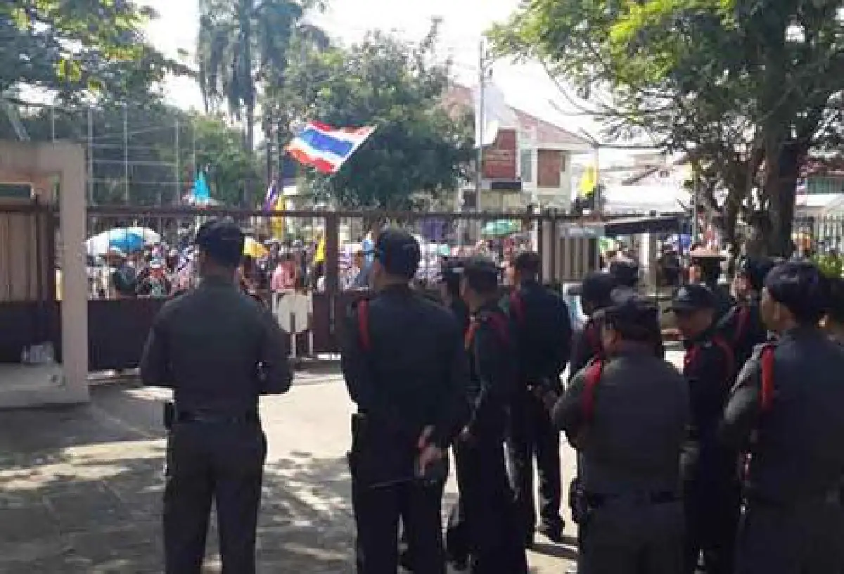 ม็อบนกหวีดบุกศาลากลางจ.ราชบุรี