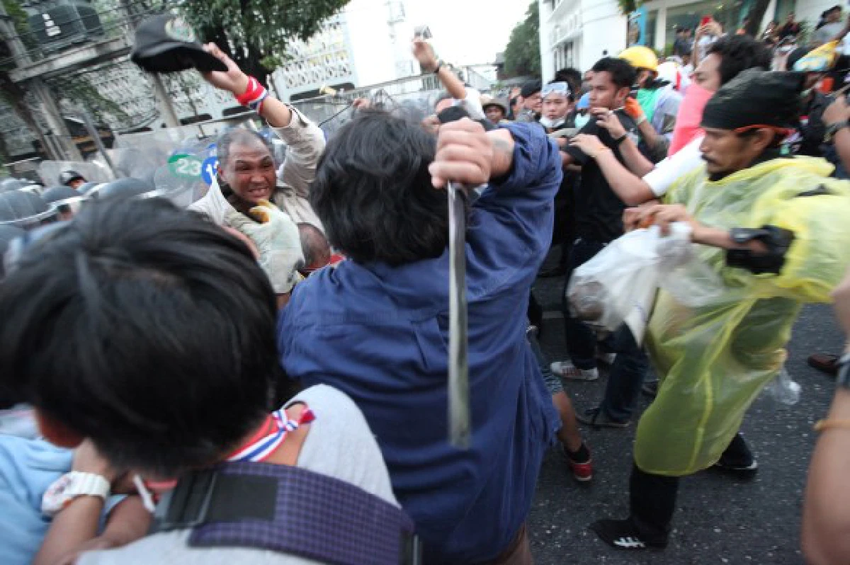 ม็อบปะทะตร.หน้ารพ.วชิระ"ชูวิทย์"เข้าเจรจา