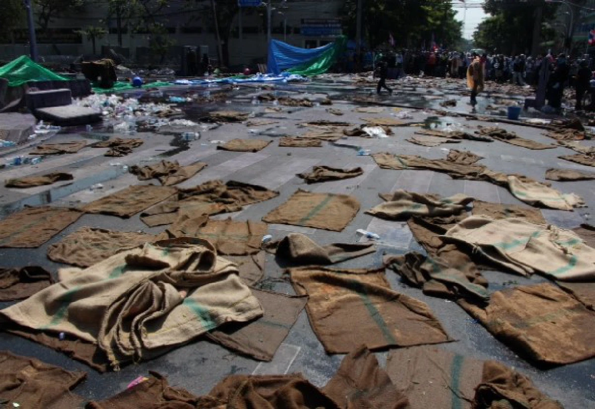 บช.น.ยังเดือดม็อบรุกฝ่าแนวกั้น-ตร.ยิงแก๊สน้ำตาใส่