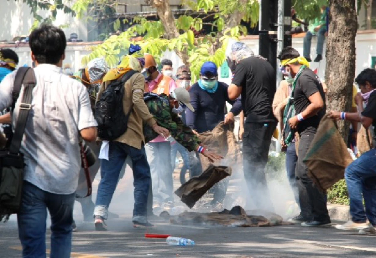 บช.น.ยังเดือดม็อบรุกฝ่าแนวกั้น-ตร.ยิงแก๊สน้ำตาใส่