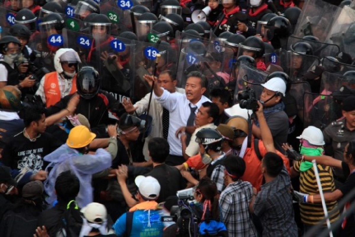 ม็อบปะทะตร.หน้ารพ.วชิระ"ชูวิทย์"เข้าเจรจา ม็อบปะทะตร.หน้ารพ.วชิระ"ชูวิทย์"เข้าเจรจา