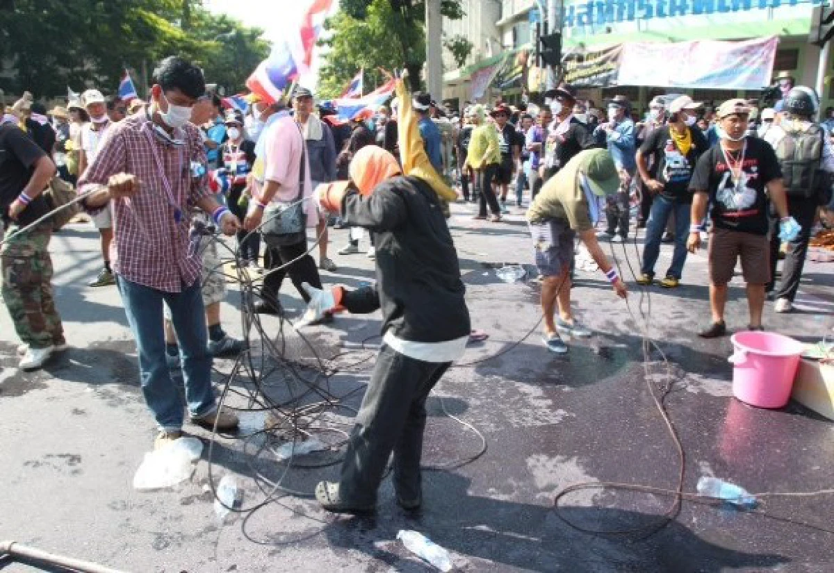 ม็อบลุยรื้อแนวกั้นใกล้นครบาลตร.ใช้แก๊สน้ำตาโต้