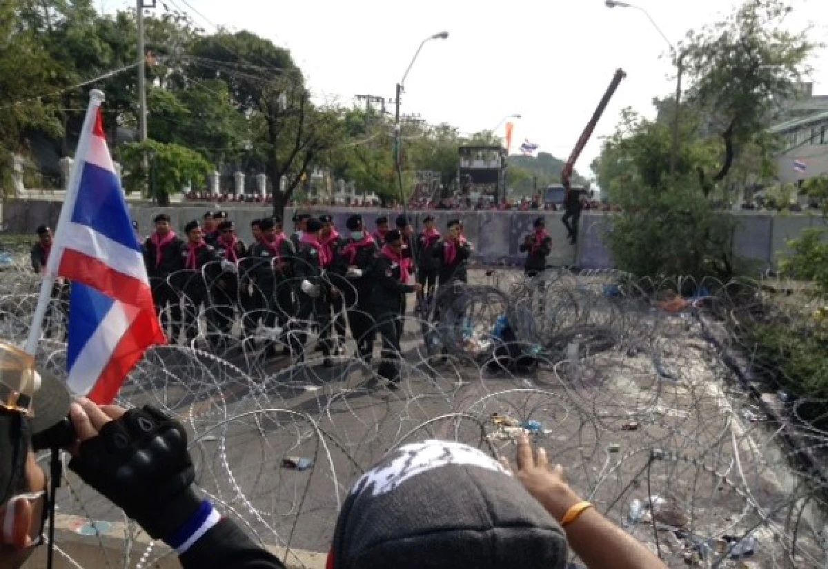 ตร.เปิดแนวกั้นให้ม็อบเข้านครบาล
