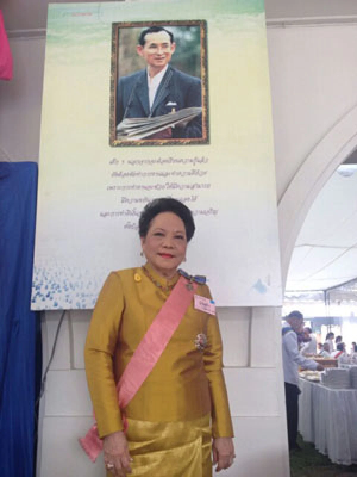 พสกนิกรหลั่งไหลรับเสด็จ"ในหลวง"ล้นหน้าวังไกลกังวล