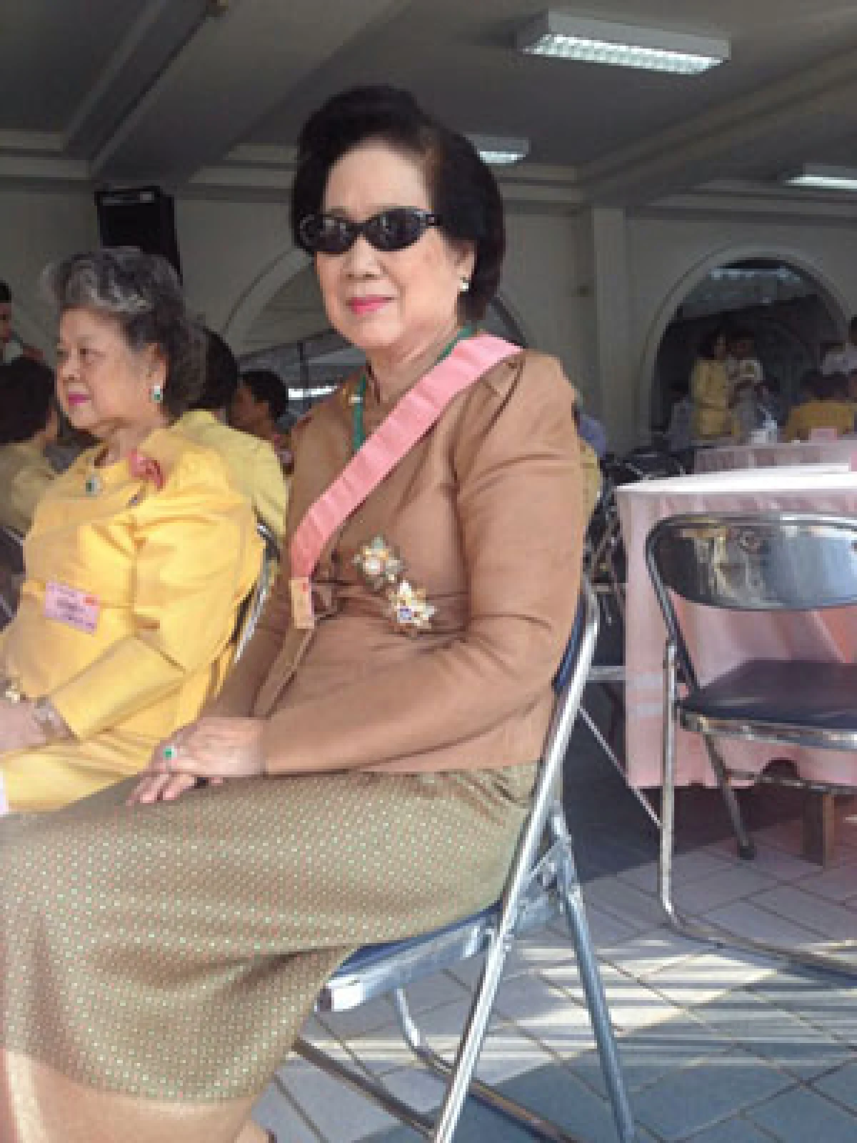 พสกนิกรหลั่งไหลรับเสด็จ"ในหลวง"ล้นหน้าวังไกลกังวล