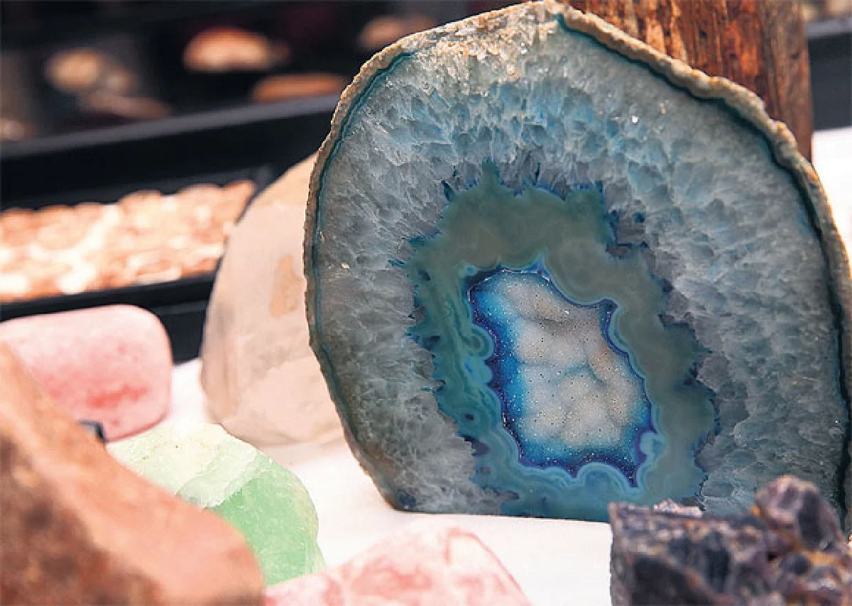 วีระวัฒน์ ศักดิ์ธนะเศรษฐ นักสะสมพระและหินโบราณอายุนับล้านปี